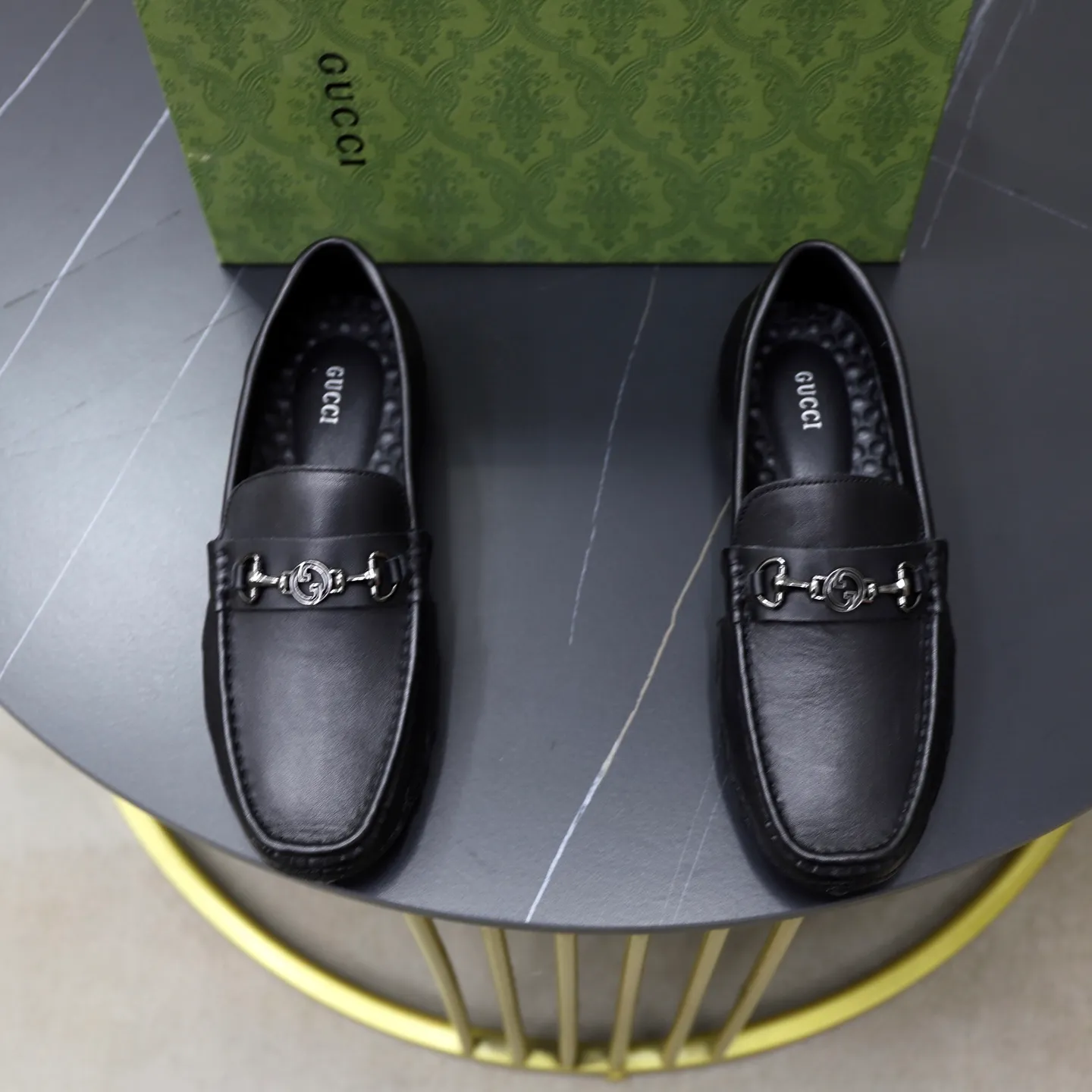 Ex-factory price: 400💰🙅‍♂️🙅‍♂️🙅‍♂️ Brand: Gucci GuCCI Standard code: Men's code 38-44 (45 can be customized) Grade: Same as the official website Material: Original leather stitching and hand stitching Comfortable and wear-resistant outsole Style category: Men's fashionable casual slip-on shoes Distinguished big-name luxury elements Top luxury Color: Color of the actual picture